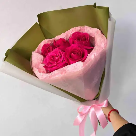 5 розовых роз