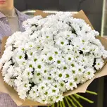 Букет из 25 белых кустовых хризантем Бакарди в стильной упаковке, фото 2