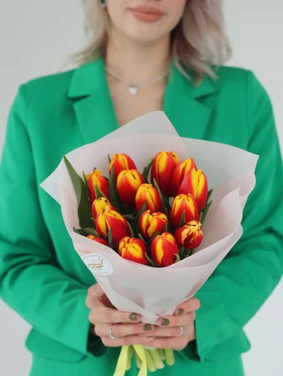 Букет "15 ярких тюльпанов"