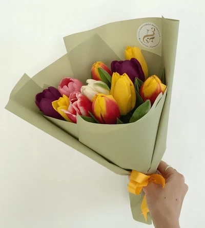 Букет из 11 тюльпанов в упаковке
