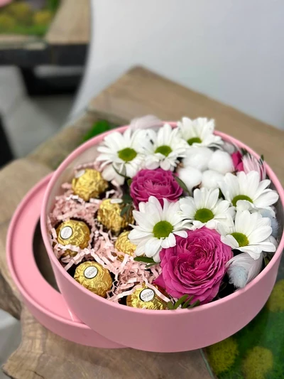 Композиция цветы и сладости 