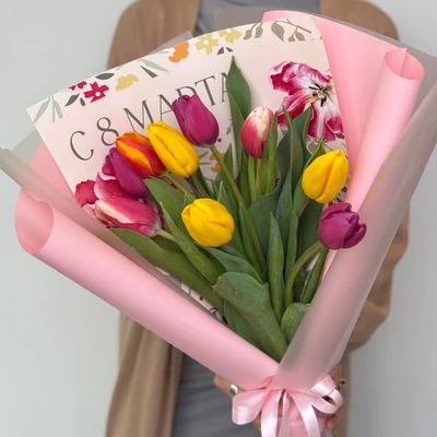 Букет ярких тюльпанов "С 8 марта"