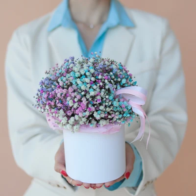 Шляпная коробка из разноцветной гипсофилы