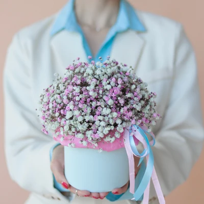 Розовая гипсофила в шляпной коробке